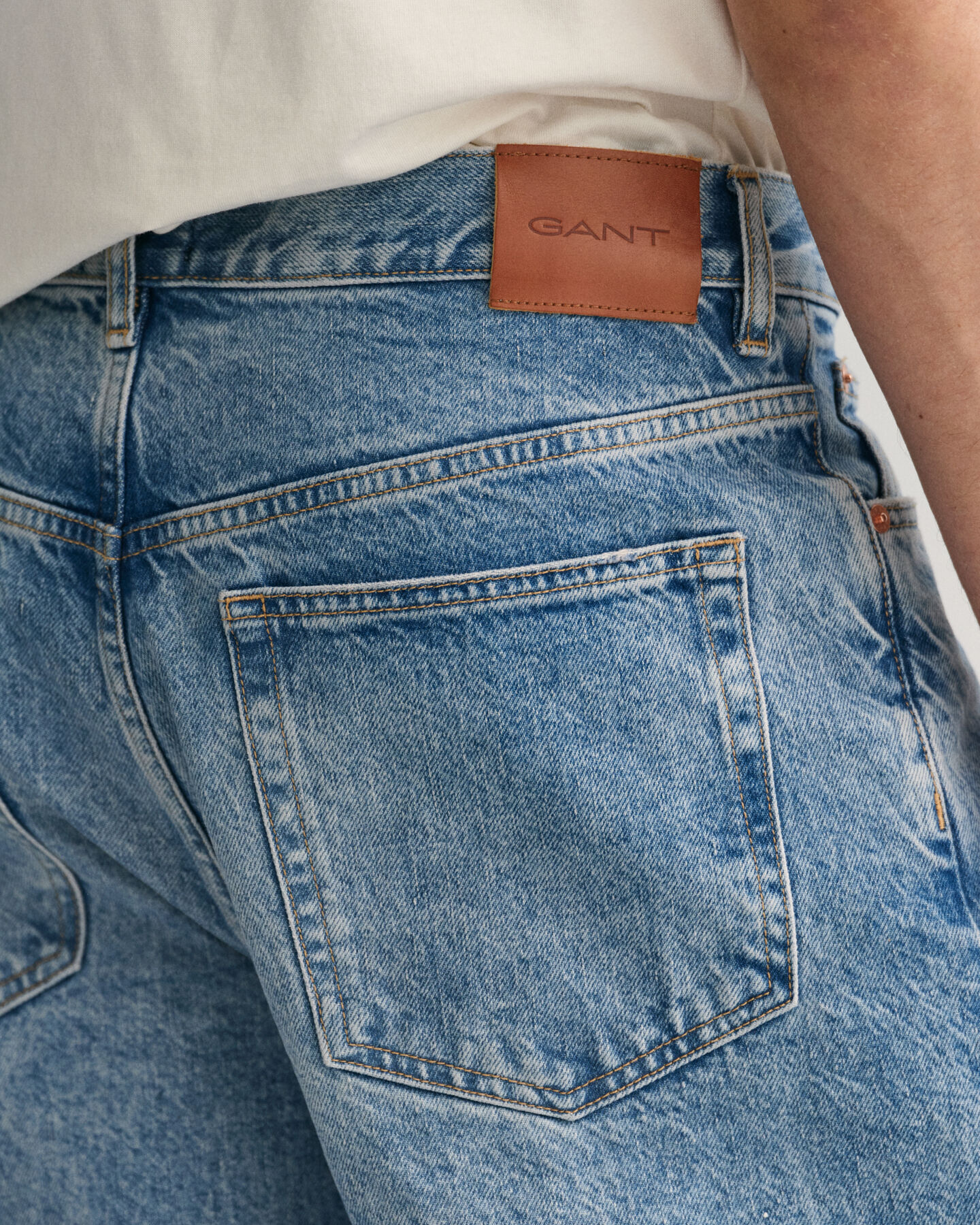 Loose fit ‑mitoitetut farkut