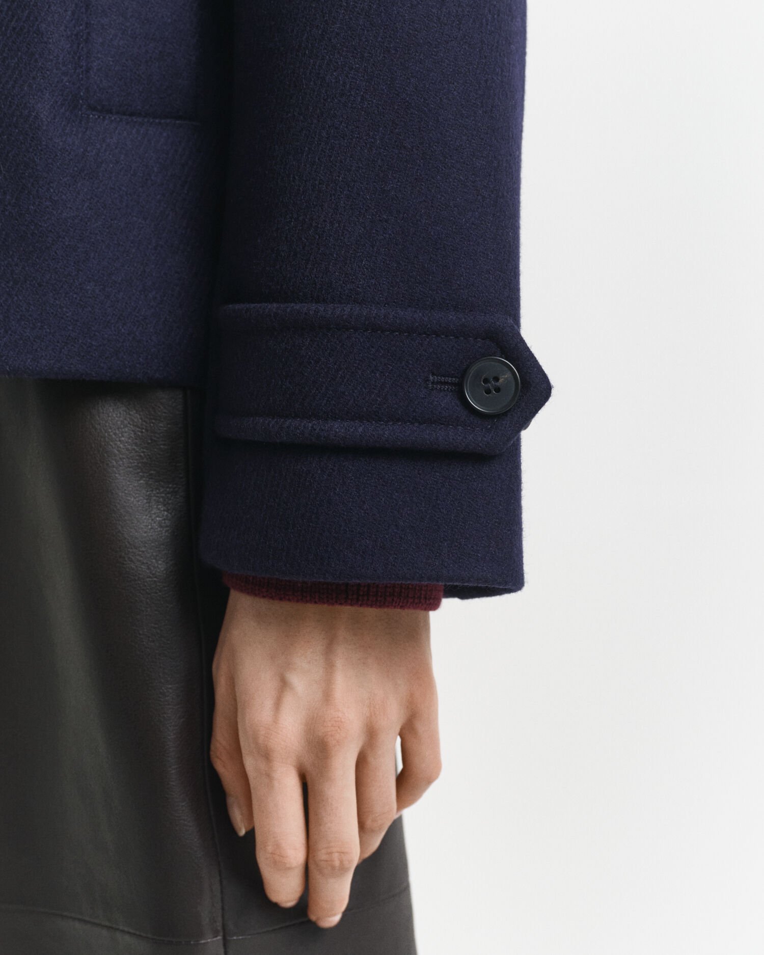 Lyhyt villasekoitteinen autotakki