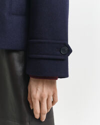 Lyhyt villasekoitteinen autotakki