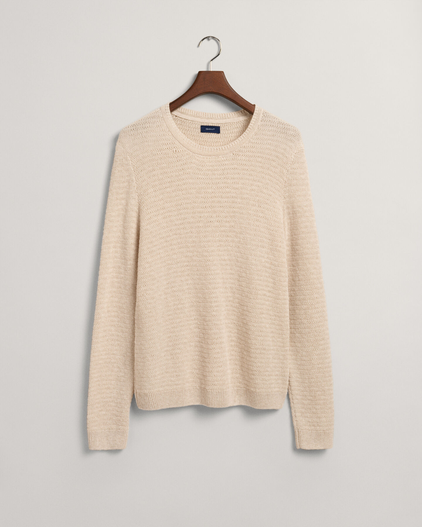 Kohopintainen puuvilla-pellavaneulepusero, jossa py&ouml;re&auml; p&auml;&auml;ntie