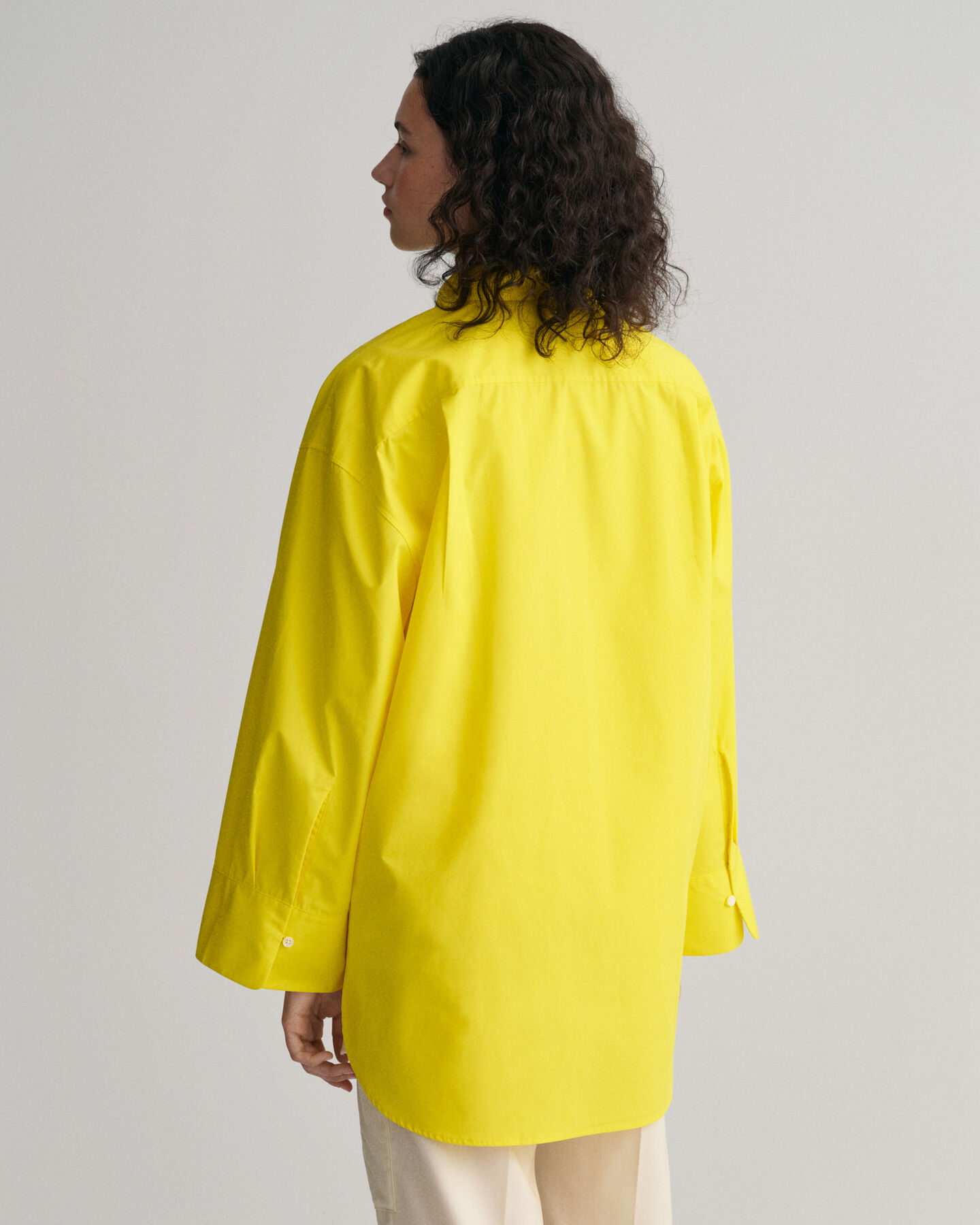 Oversized fit ‑mitoitettu paita leveillä kalvosimilla