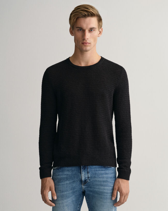 Kohopintainen puuvilla-pellavaneulepusero, jossa py&ouml;re&auml; p&auml;&auml;ntie