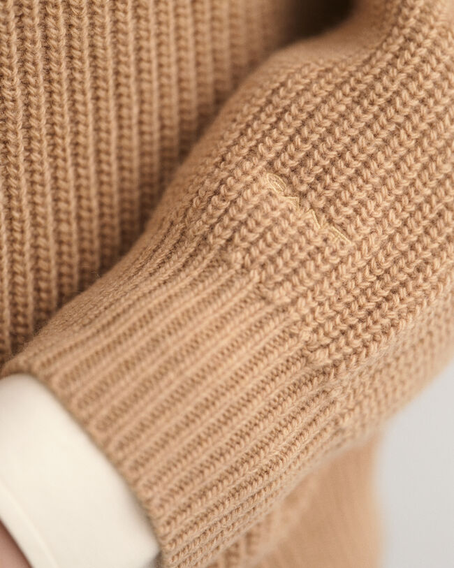 Villainen ribbineulepusero, jossa v‑p&auml;&auml;ntie