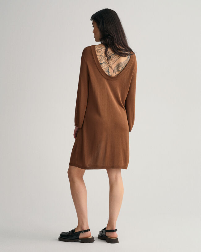 Avoselk&auml;inen neulemekko