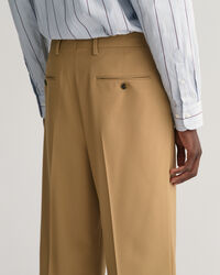 Leveälahkeiset laskoshousut