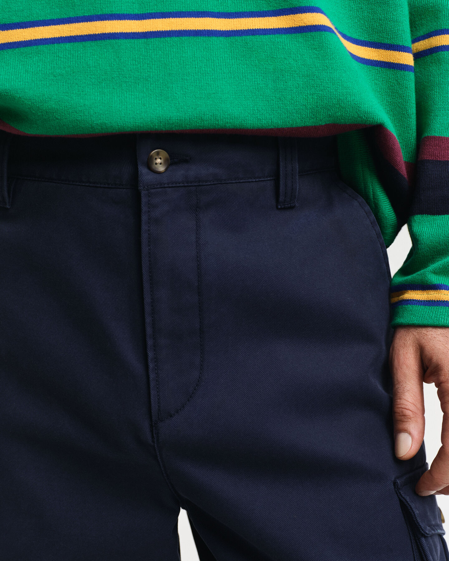 Regular&nbsp;fit ‑mitoitetut puuvillatvillikankaiset reisitaskuhousut