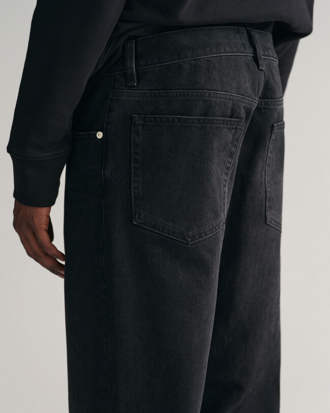 Relaxed&nbsp;fit ‑mitoitetut kapenevat farkut