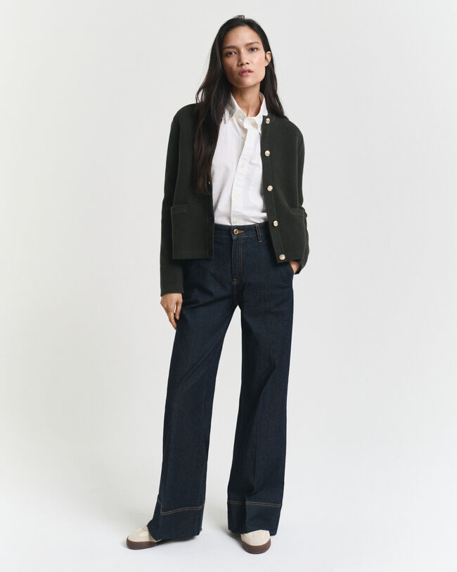 Kontrastivärinen neuletakki