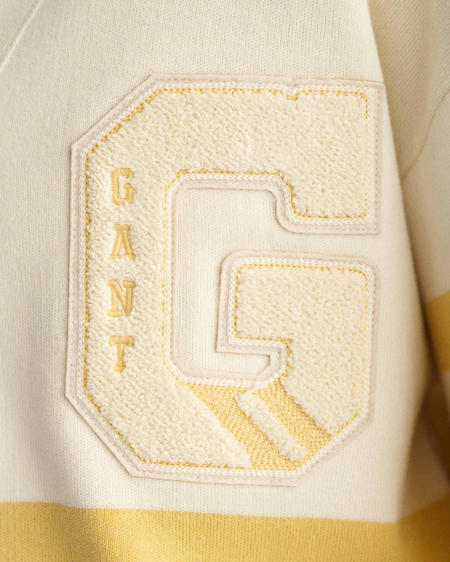 GANT Varsity ‑neuletakki, jossa v-pääntie