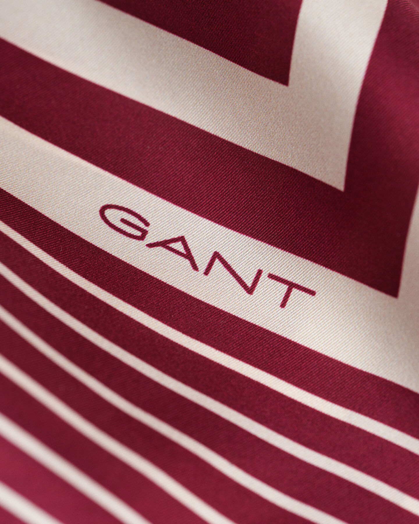 Monogram-silkkihuivi, kontrastireuna