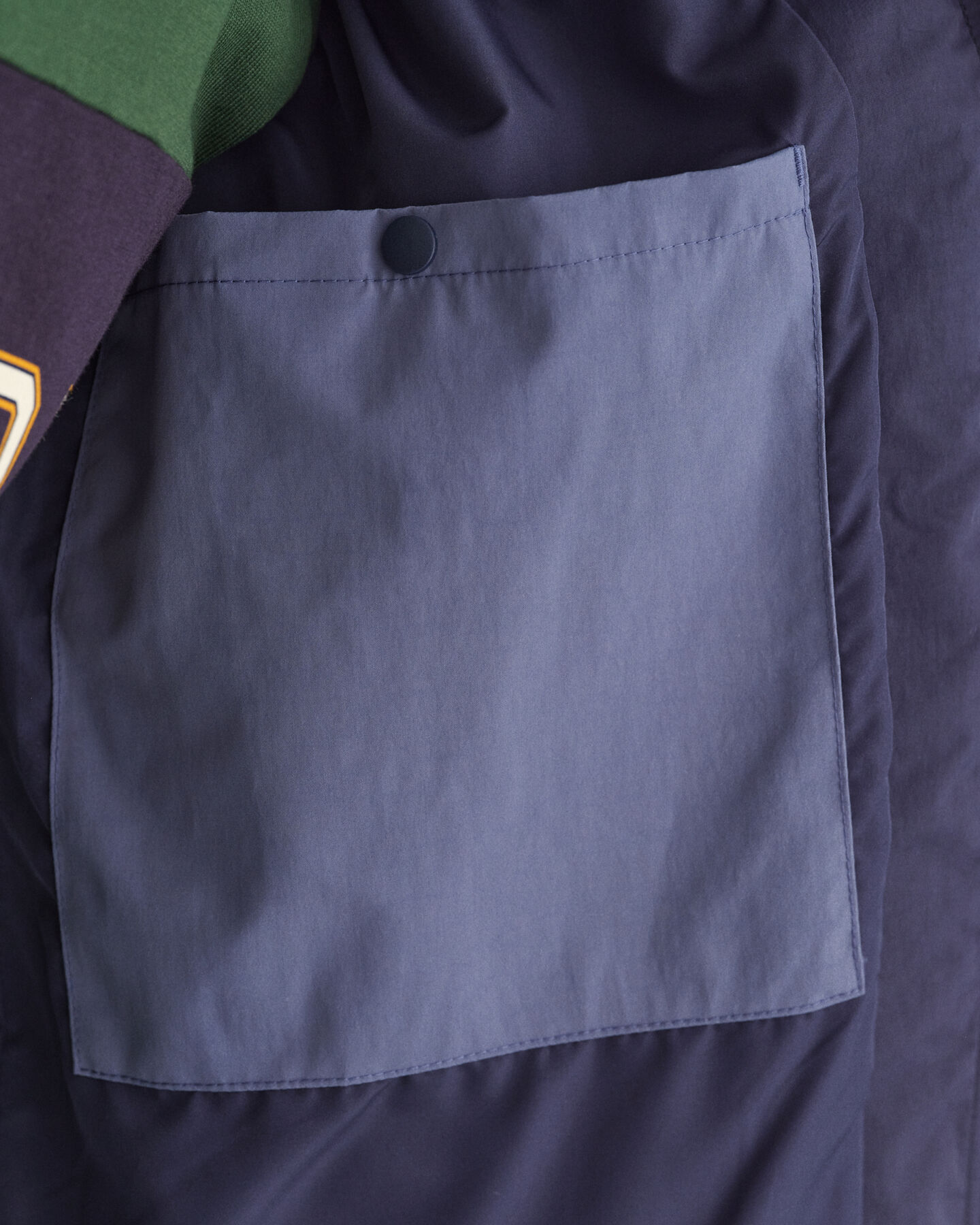 Kaksivärinen hupullinen takki