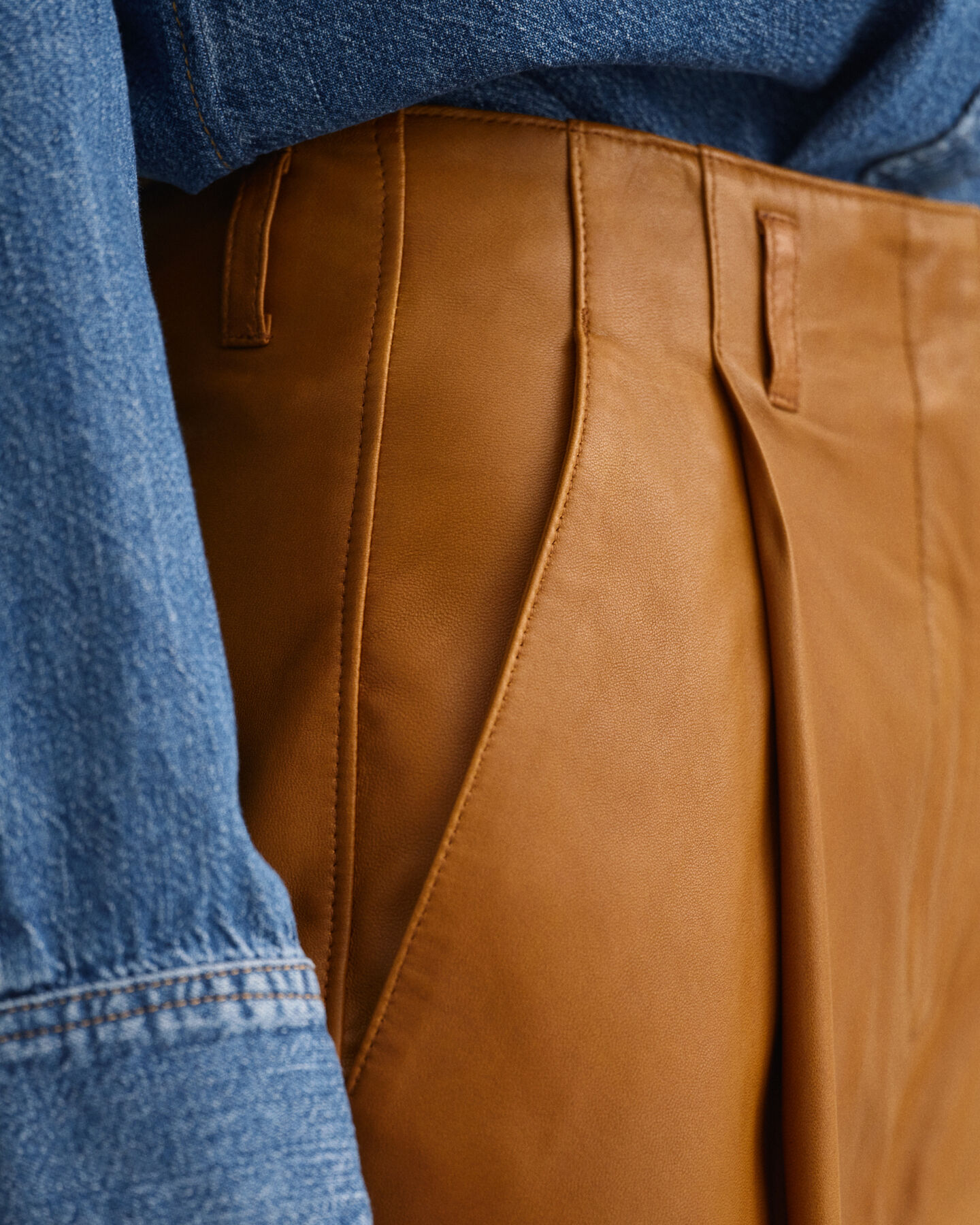 Nahkahousut laskoksilla