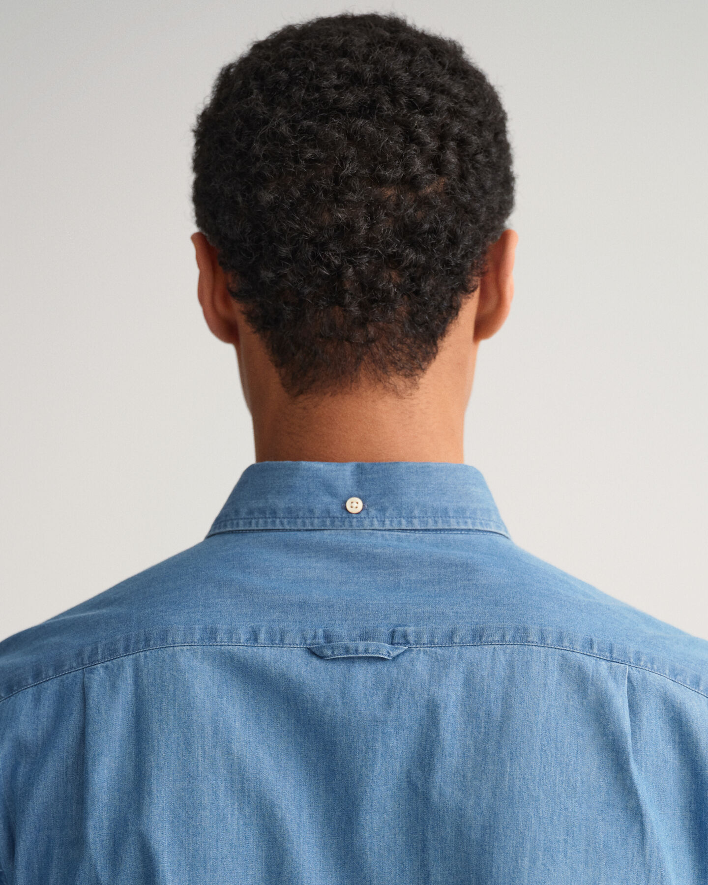 Slim&nbsp;fit ‑mitoitettu indigonsininen paita