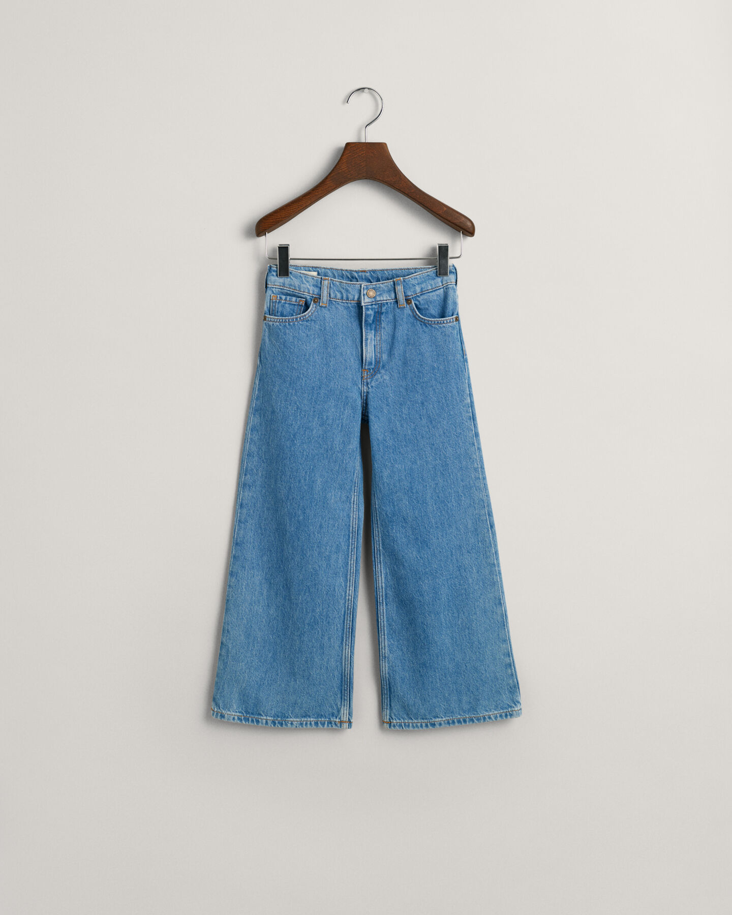 Girls‑malliston leve&auml;lahkeiset farkut