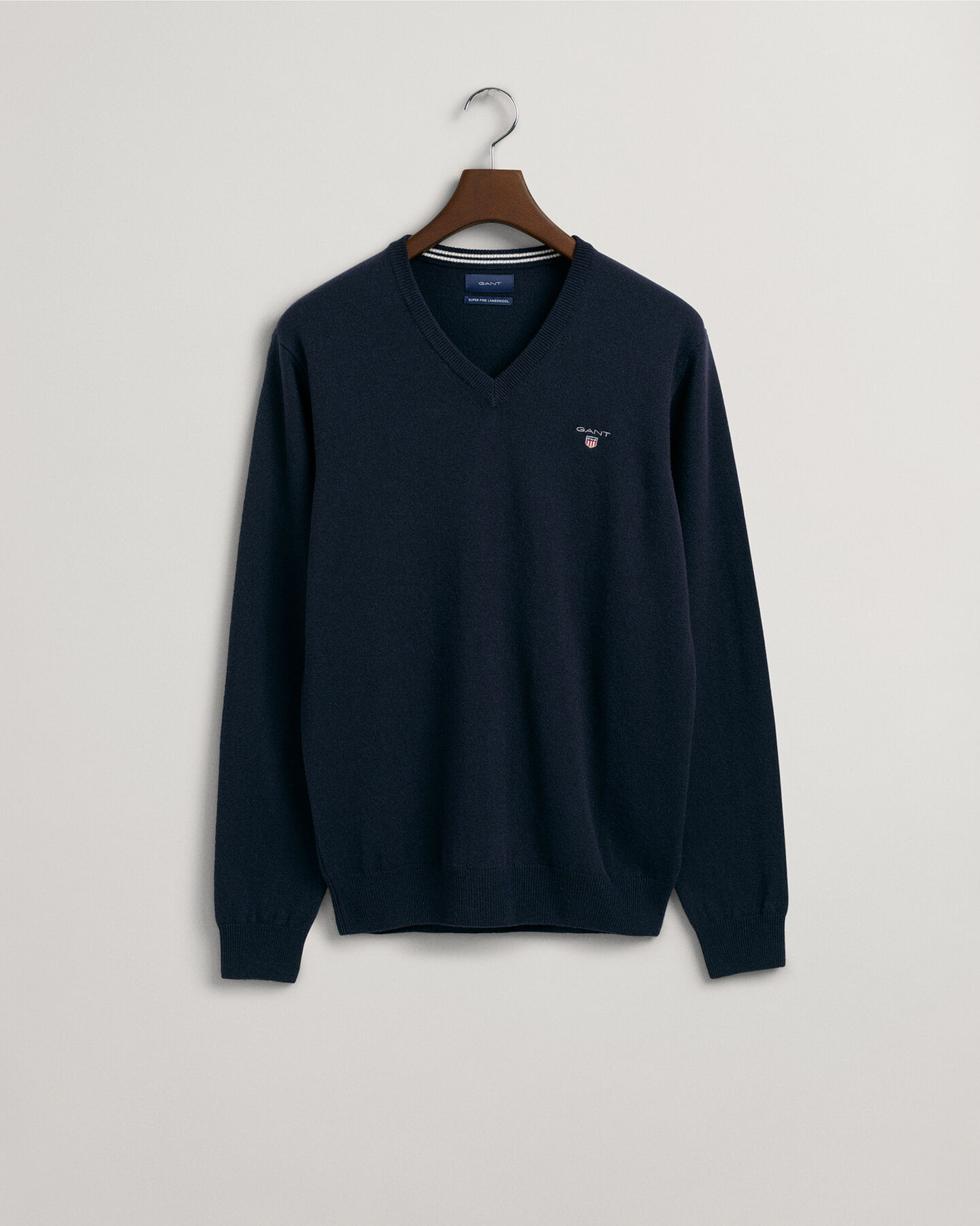 V‑neulepusero eritt&auml;in hienosta lampaanvillasta