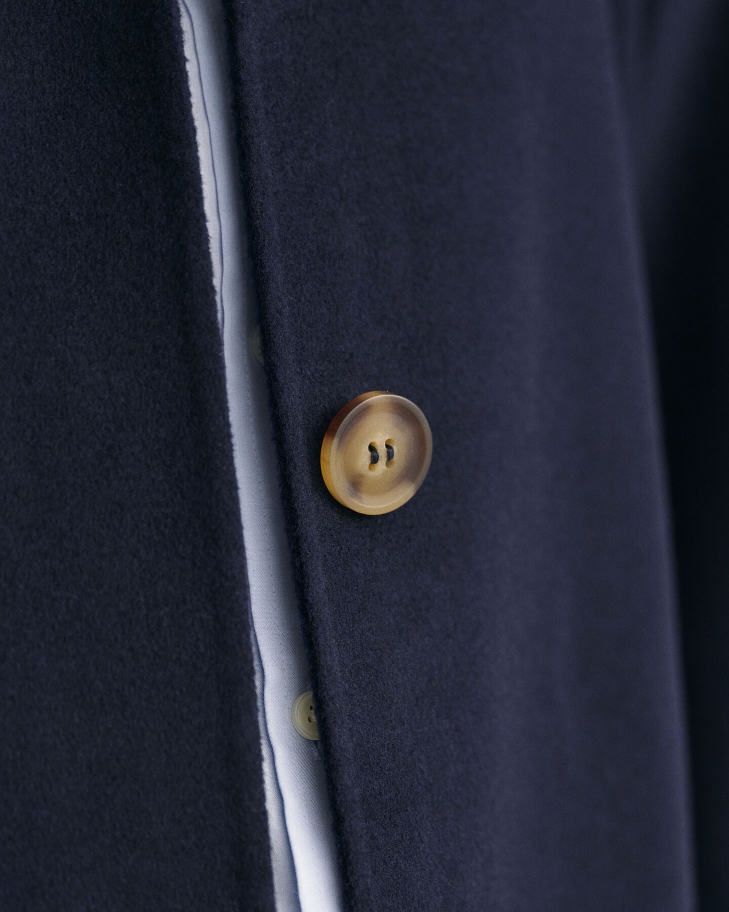 Käsin tikattu autotakki