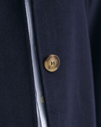 Käsin tikattu autotakki