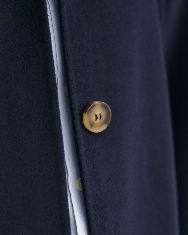 Käsin tikattu autotakki