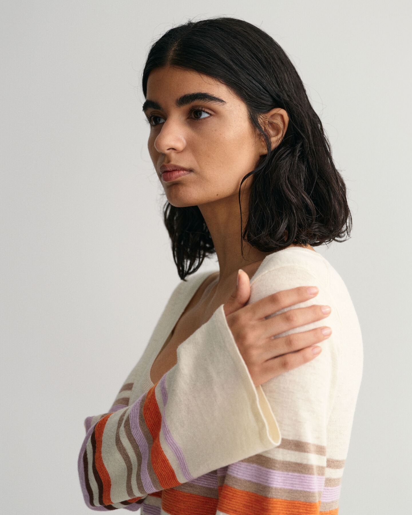 Moniraidallinen mekko, jossa py&ouml;re&auml; p&auml;&auml;ntie