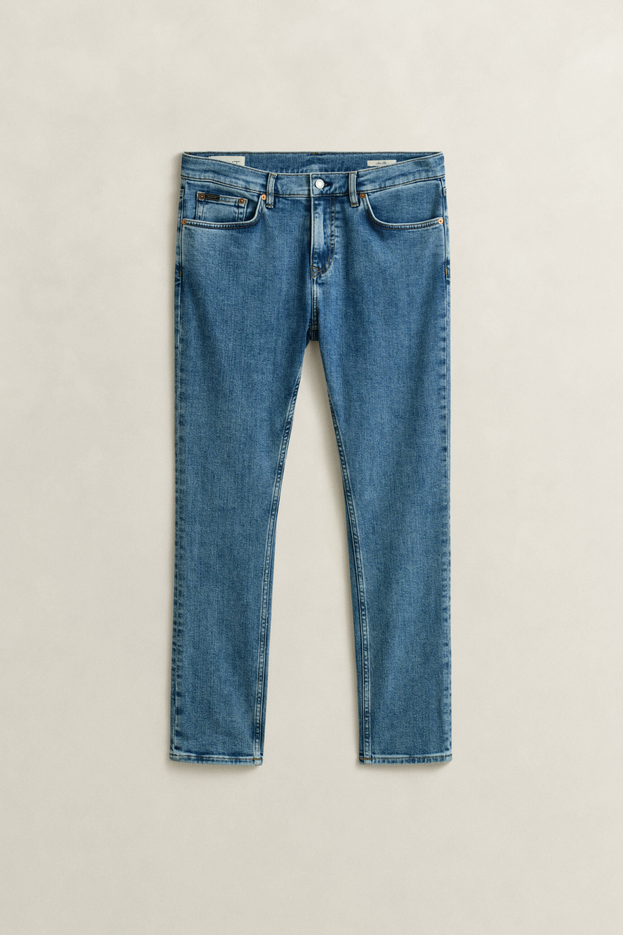 Slim fit ‑mitoitetut Clean Wash ‑farkut