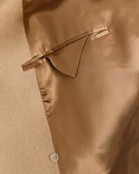 Kaksirivinen villakangastakki