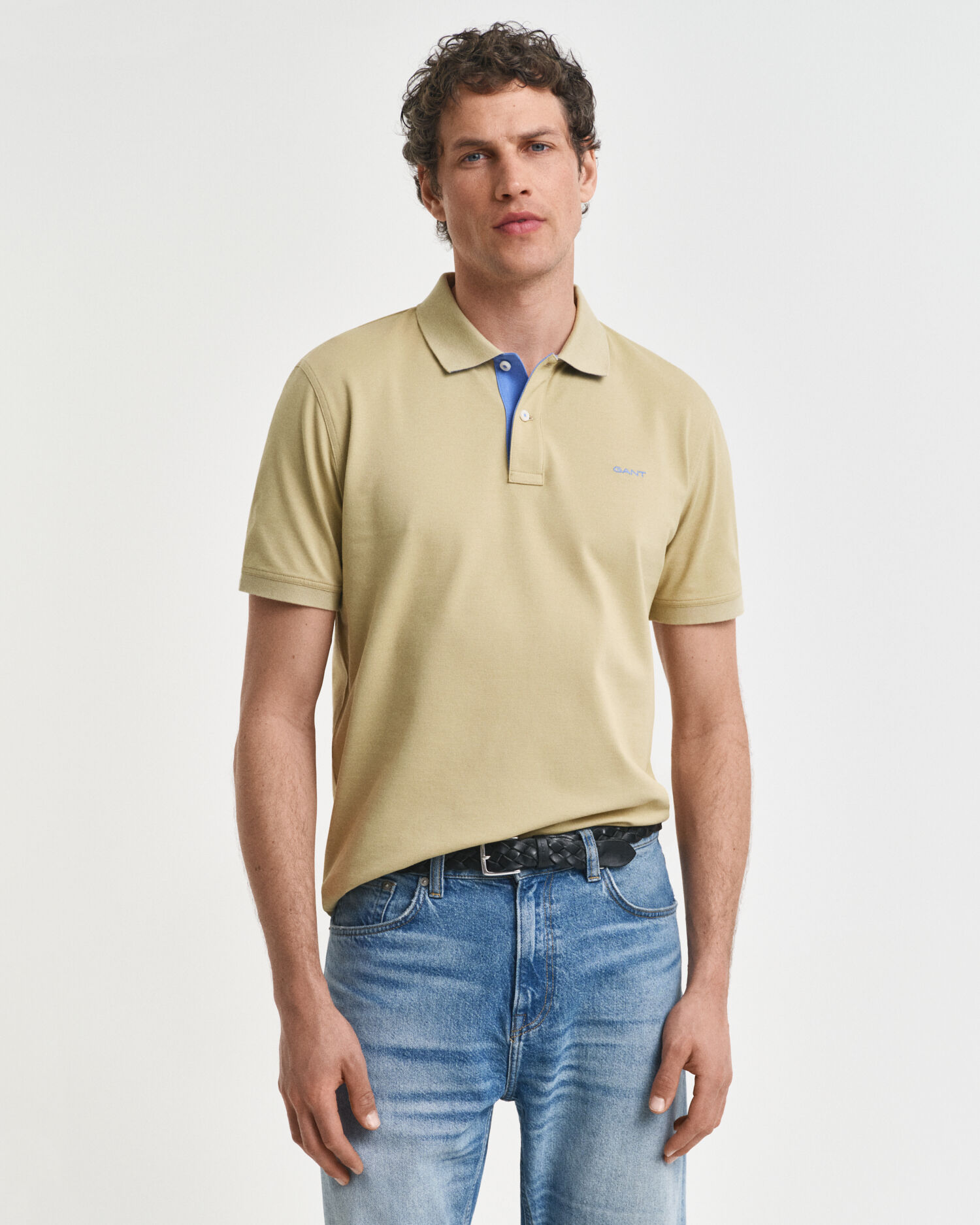 Kontrastivärinen pikeepaita