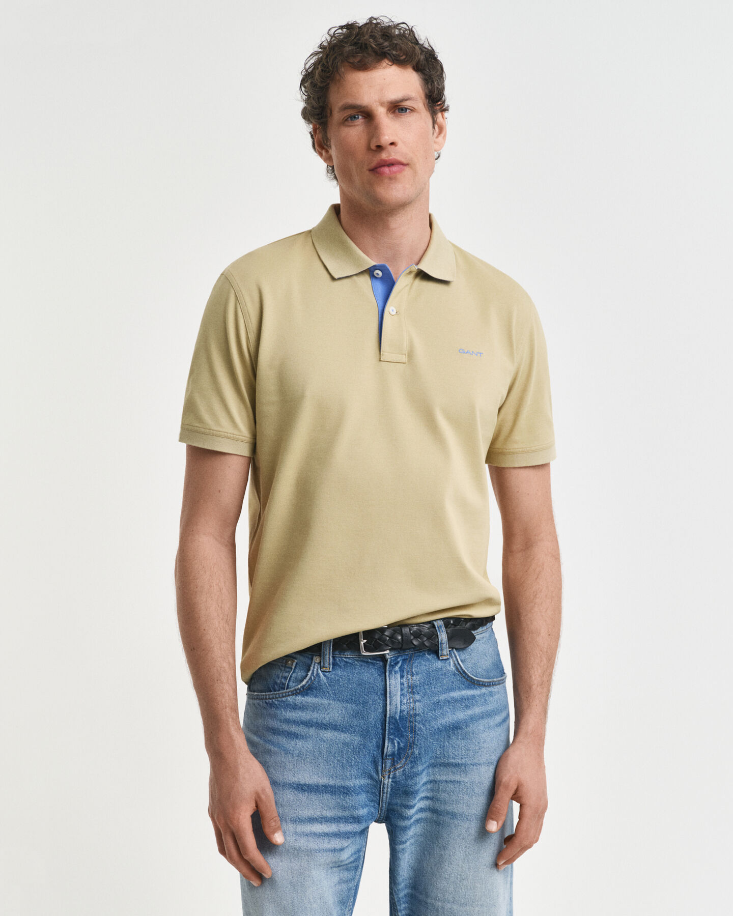 Kontrastivärinen pikeepaita