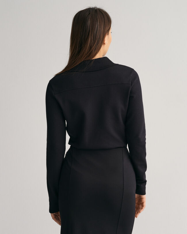 Slim&nbsp;fit ‑mitoitettu pikeepaita jerseyneulosta