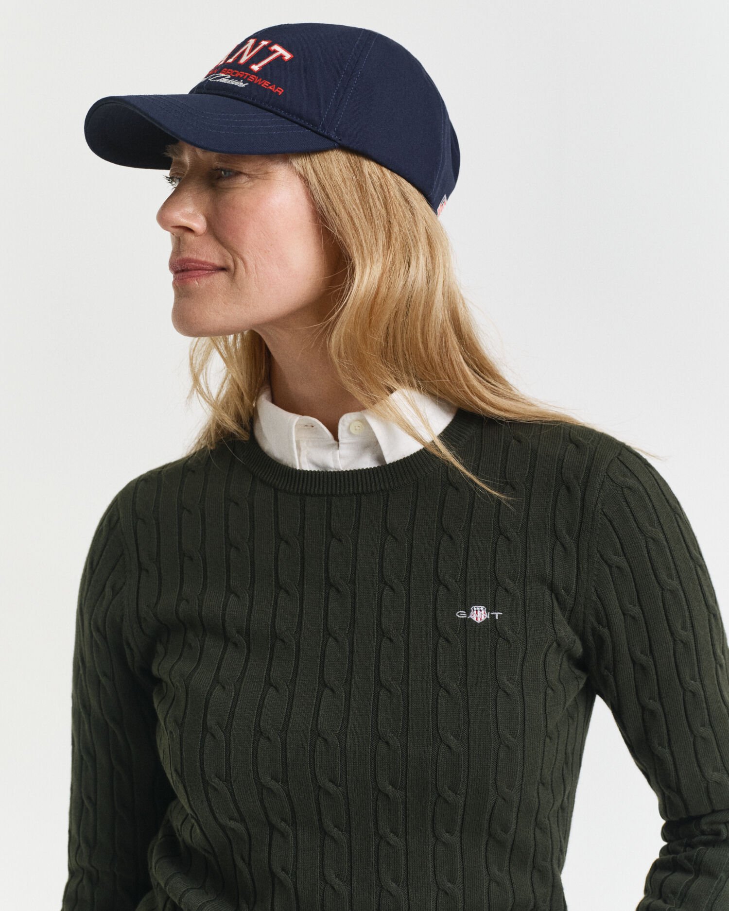 Palmikkoneule, jossa pyöreä pääntie