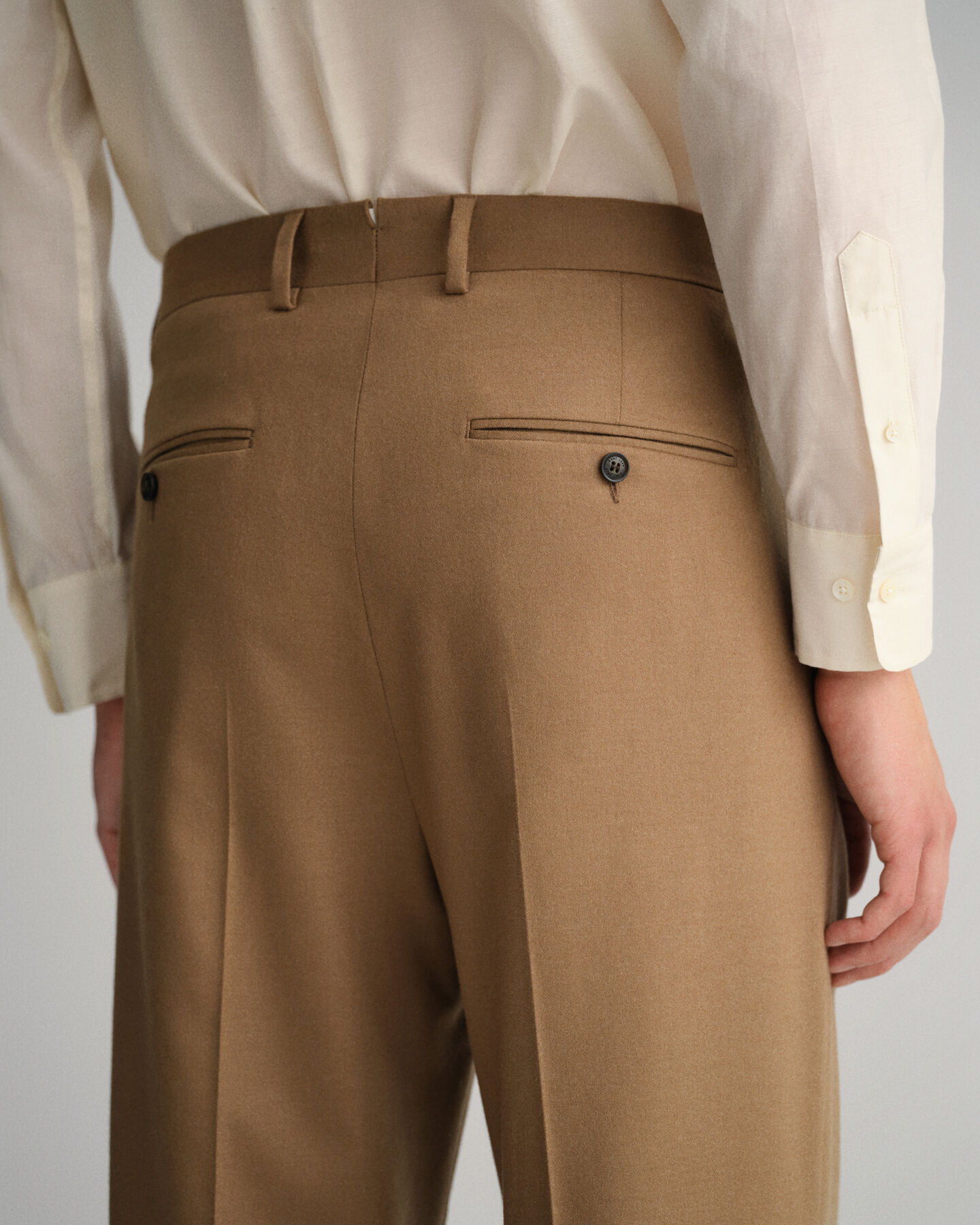 Leveälahkeiset flanelliset puvunhousut