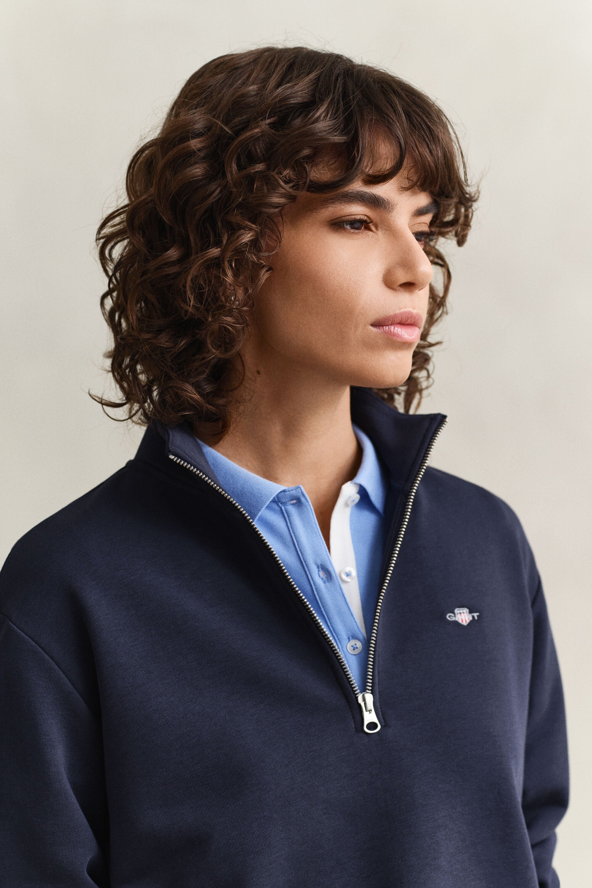 Shield‑collegepaita vetoketjukauluksella