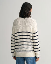 Raidallinen palmikkoneulepusero, jossa py&ouml;re&auml; p&auml;&auml;ntie