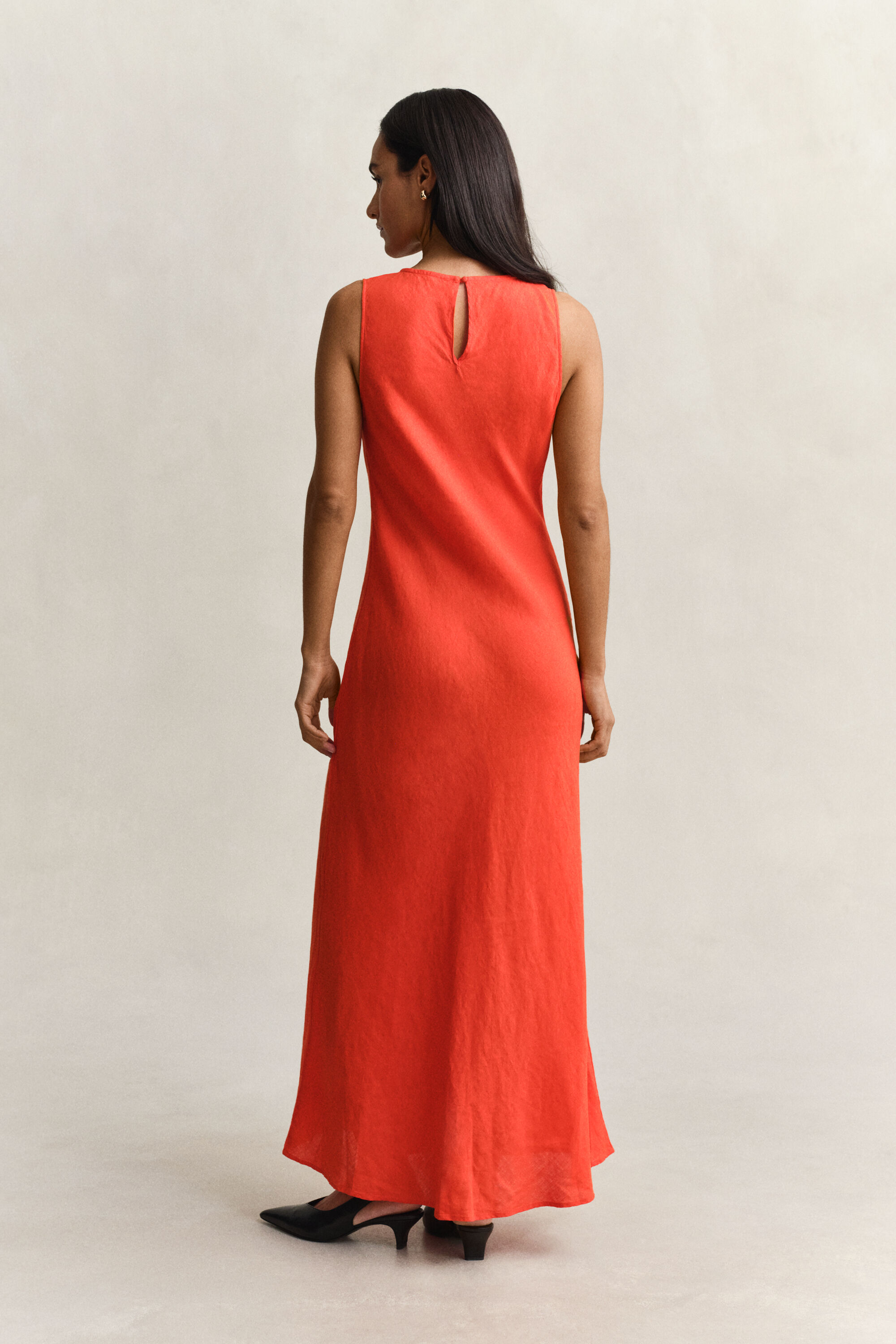 Vinoon leikattu midimittainen pellavamekko