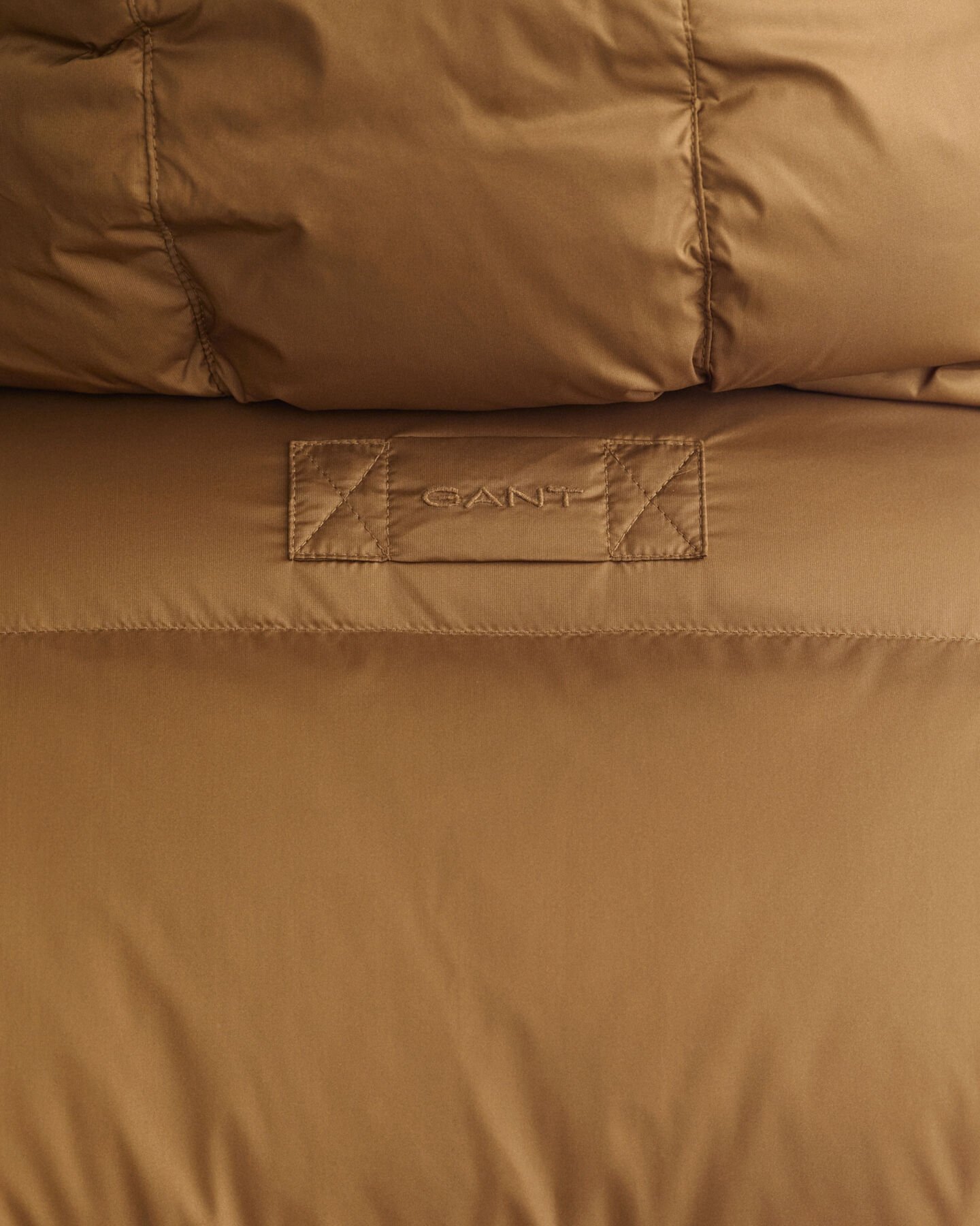 Kiiltävä toppatakki