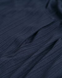 Hihaton mekko yksityiskohtia p&auml;&auml;ntiell&auml;