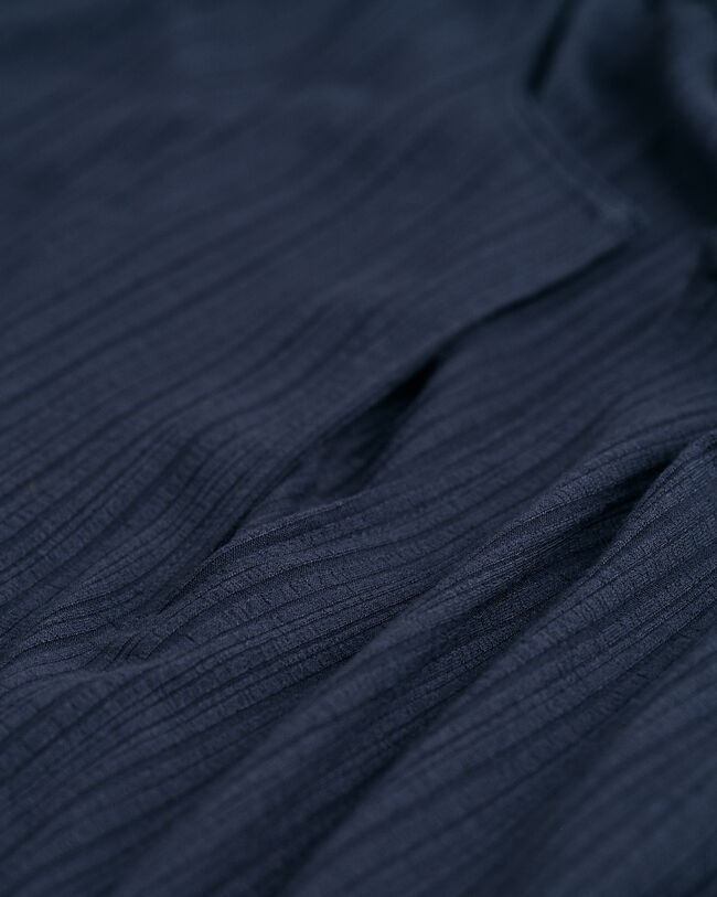 Hihaton mekko yksityiskohtia p&auml;&auml;ntiell&auml;