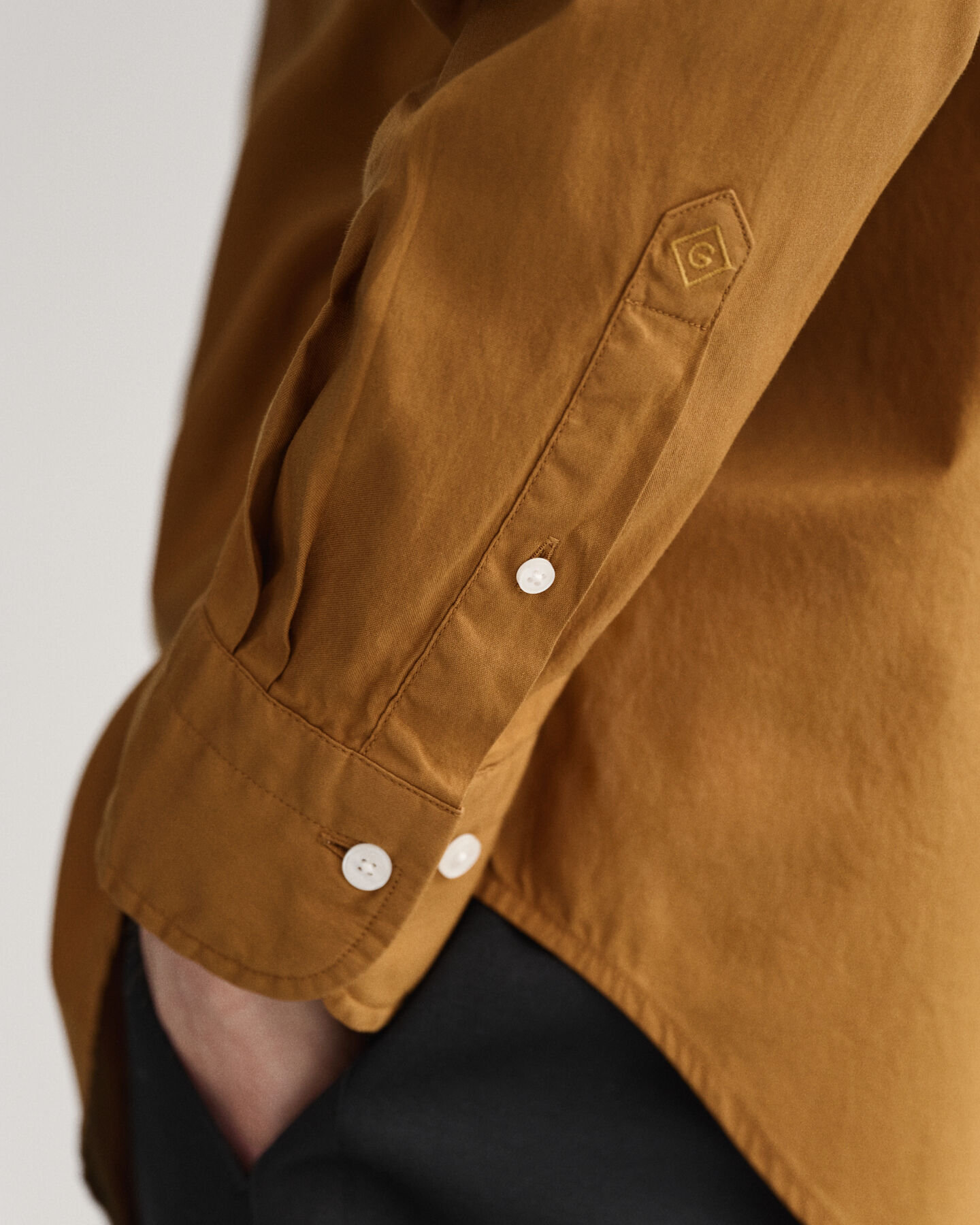 Relaxed fit ‑mitoitettu, valmiina v&auml;rj&auml;tty oxford-paita