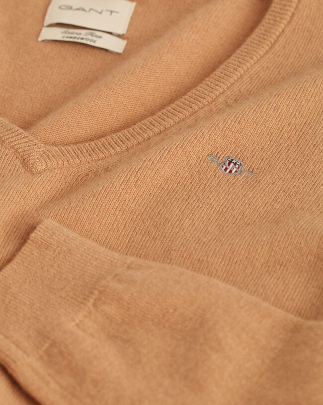 V‑neulepusero eritt&auml;in hienoa lampaanvillaa