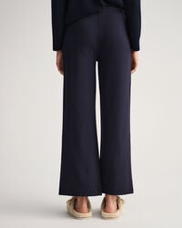 Collegehousut levenevillä lahkeilla