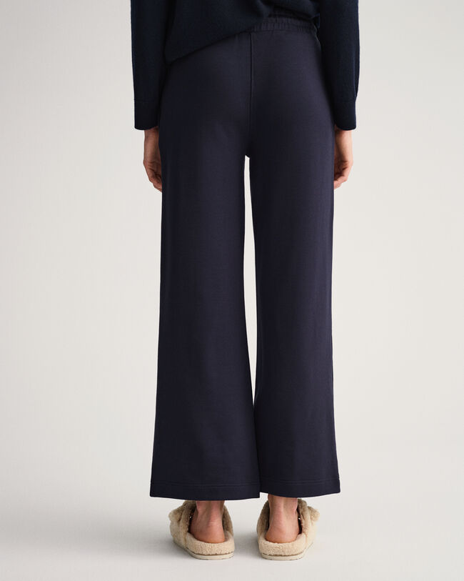 Collegehousut levenevillä lahkeilla