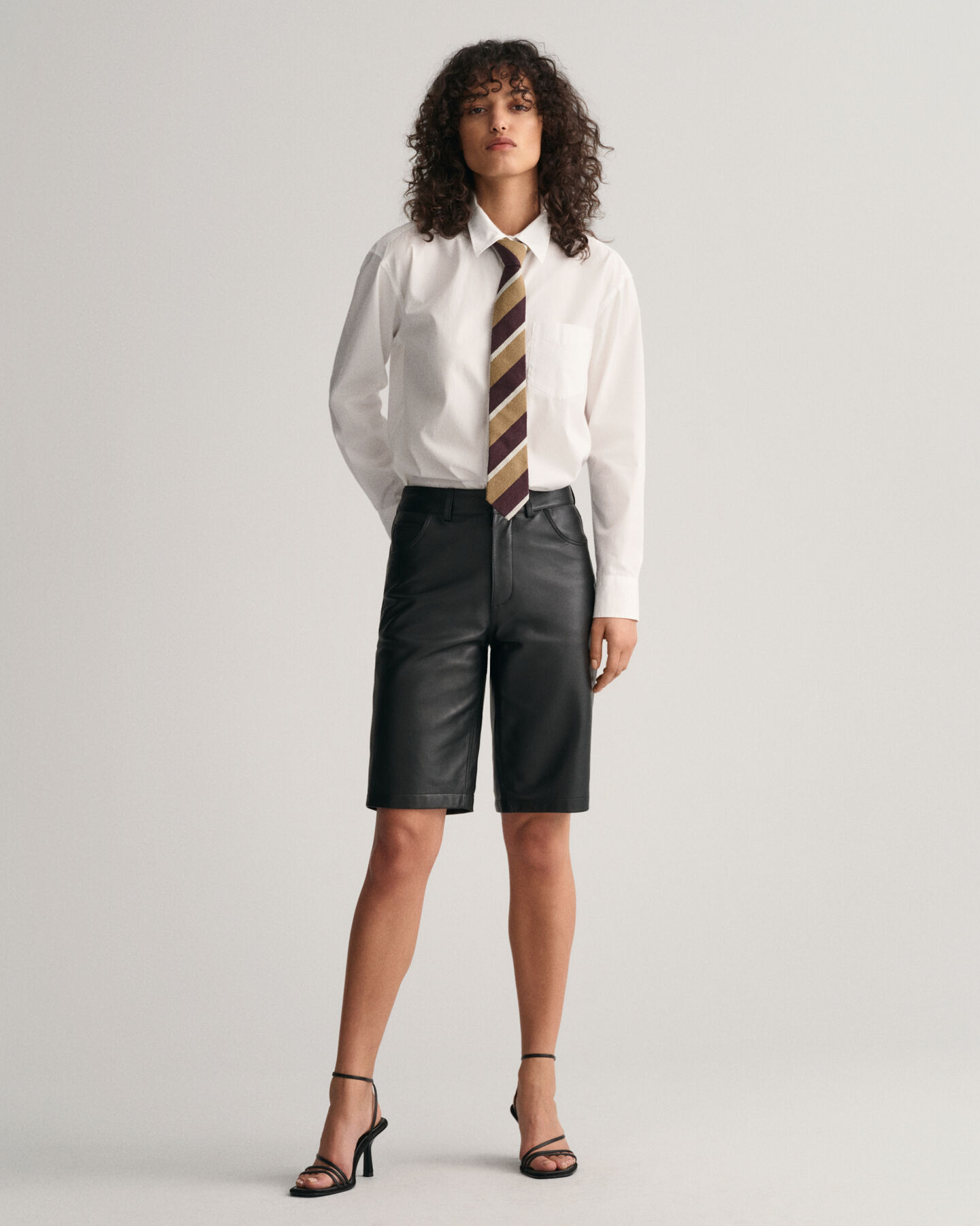 Suoralahkeiset nahkashortsit