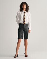 Suoralahkeiset nahkashortsit