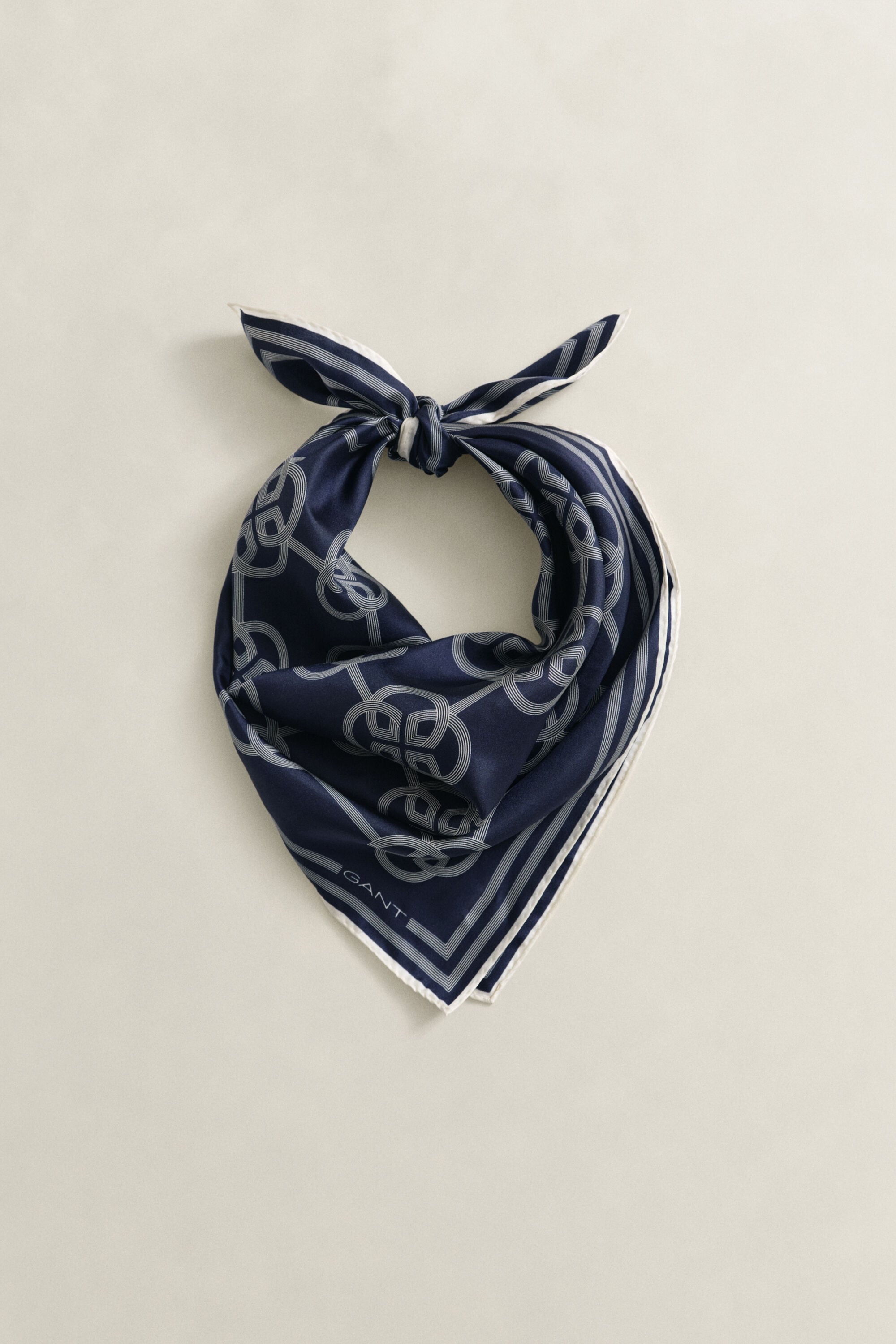 Silkkihuivi monogrammiprinttikuosilla