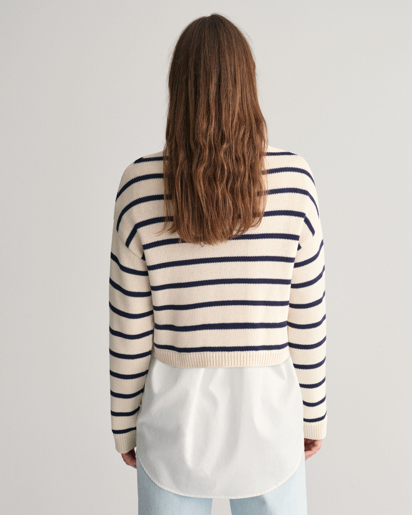 Raidallinen neulepusero, pyöreä pääntie