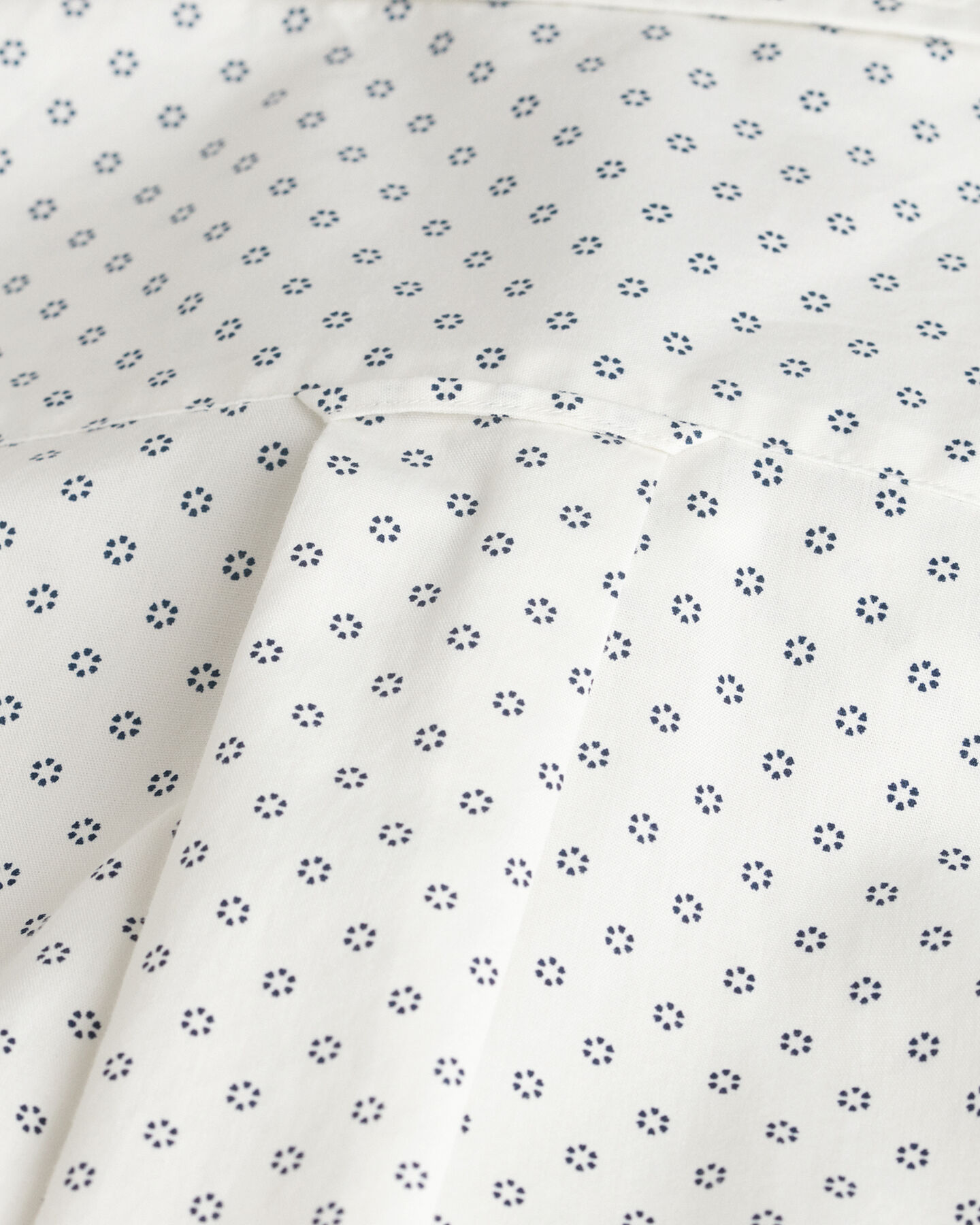 Regular fit ‑mitoitettu pikkukuvioinen paita