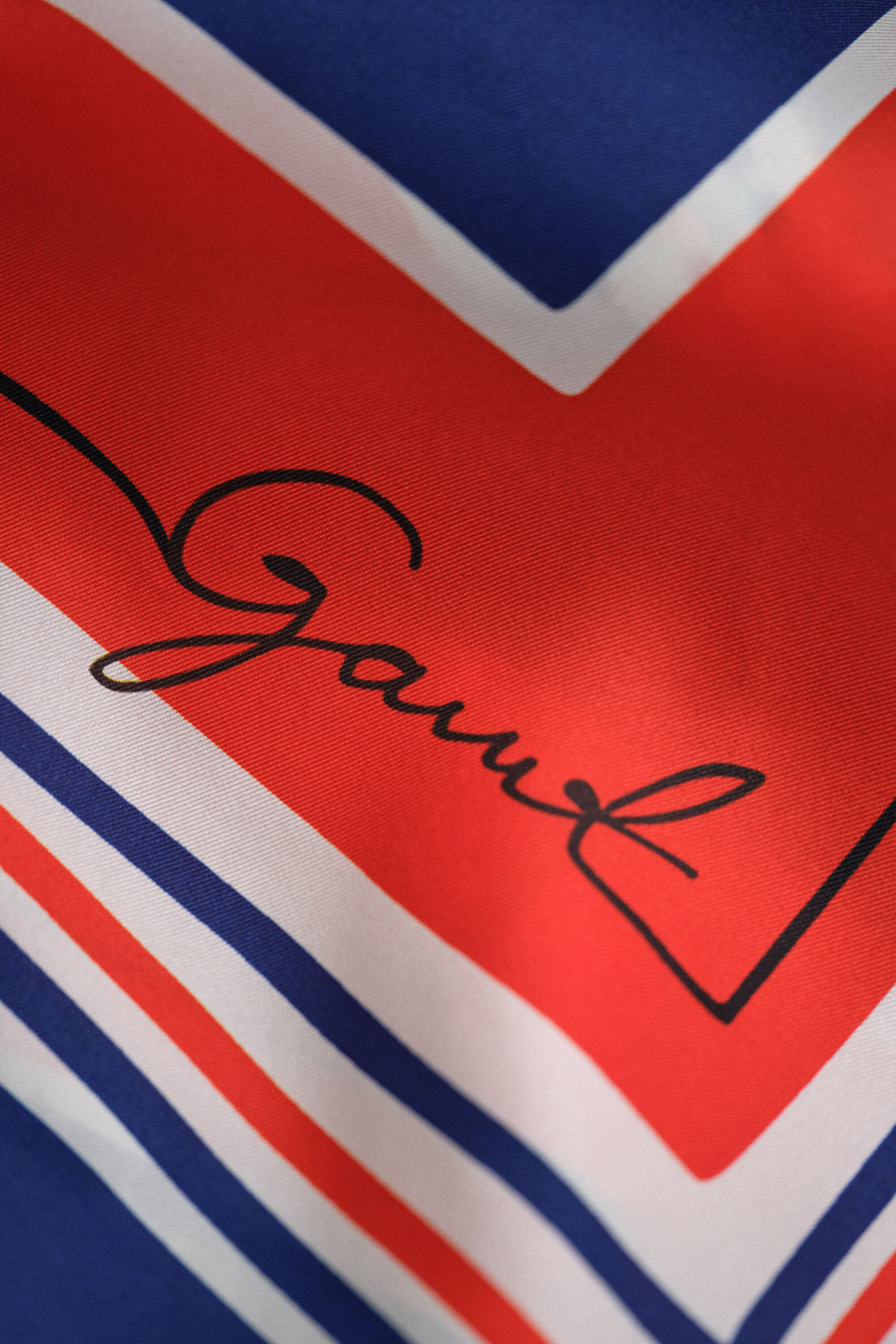 Merihenkinen raidallinen silkkihuivi