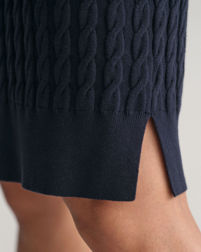 Joustopuuvillainen palmikkoneulemekko, jossa pyöreä pääntie