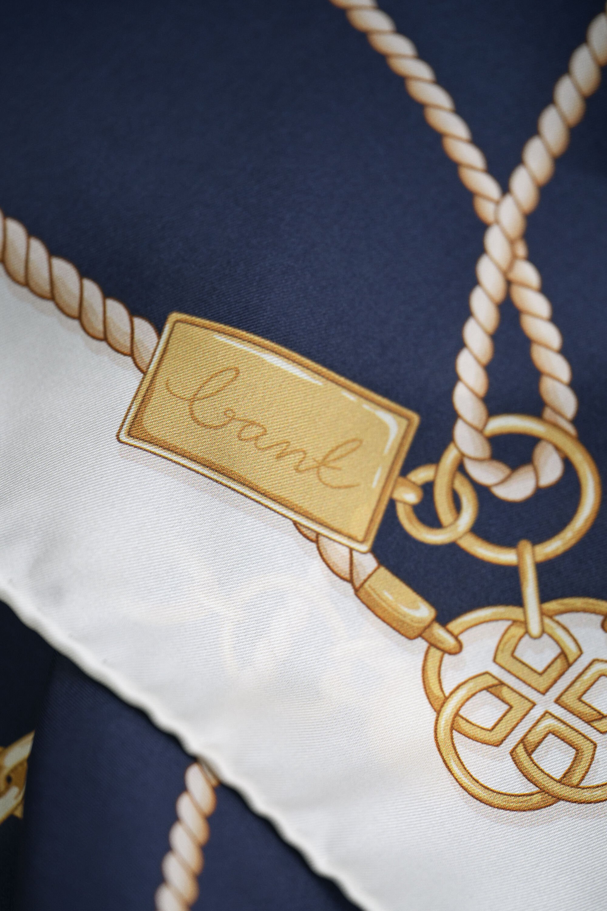 Ketjukuvioitu silkkihuivi