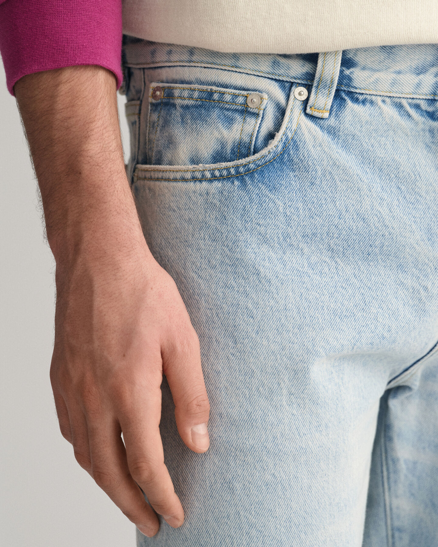 Loose fit ‑mitoitetut vaaleat pesukäsitellyt farkut