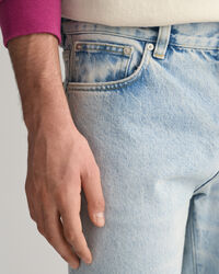 Loose fit ‑mitoitetut vaaleat pesukäsitellyt farkut